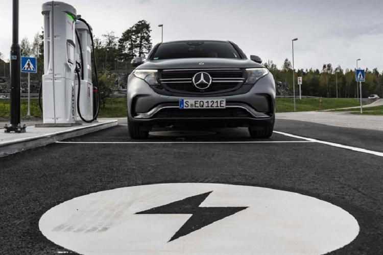 Tháng trước, hãng xe sang Đức đã ra thông báo hoãn kế hoạch ra mắt xe điện Mercedes-Benz EQC tại thị trường Mỹ thêm một năm nữa. Lý do được đưa ra là nhằm đáp ứng nhu cầu ngày càng tăng của thị trường châu Âu.