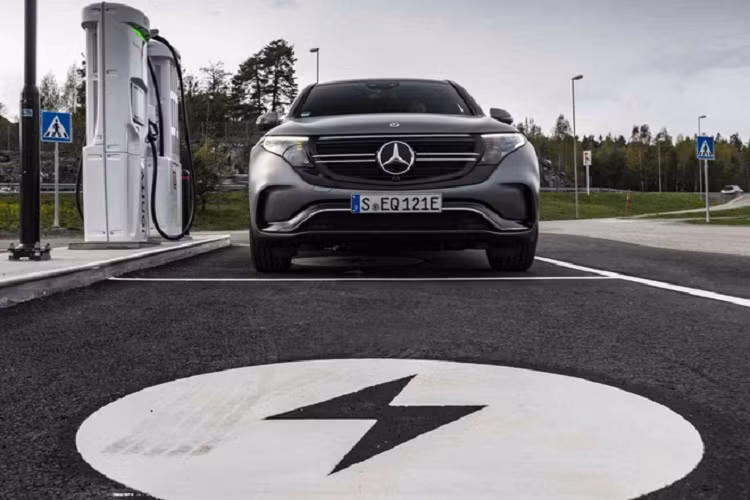 Tháng trước, hãng xe sang Đức đã ra thông báo hoãn kế hoạch ra mắt xe điện Mercedes-Benz EQC tại thị trường Mỹ thêm một năm nữa. Lý do được đưa ra là nhằm đáp ứng nhu cầu ngày càng tăng của thị trường châu Âu.