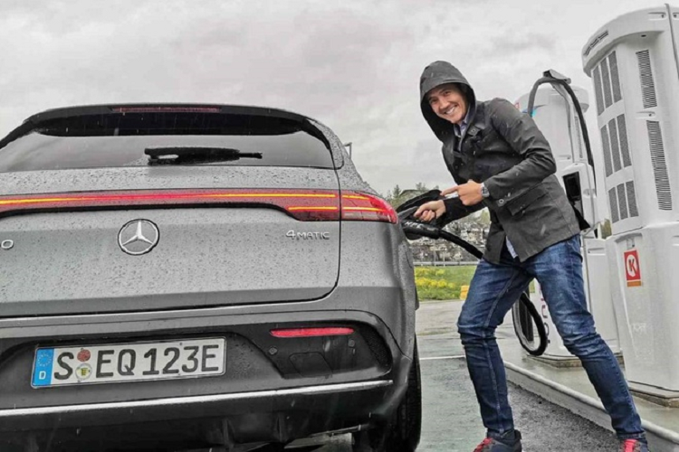 Tuyên bố này khá bất thường bởi hãng xe Đức đã công bố giá xe Mercedes-Benz EQC tại thị trường Mỹ một tháng trước khi diễn ra triển lãm xe LA Auto Show 2019 (22/11-1/12).