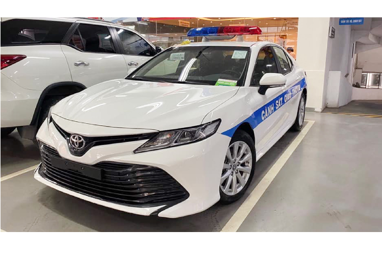 Tại thị trường Mỹ, Toyota Camry phiên bản “LE” được trang bị Tiêu Chuẩn động cơ 4cyl thẳng hàng dung tích 2.5L hút khí tự nhiên cho công suất tối đa 203 mã lực tại 6.600 vòng/phút và mô-men xoắn cực đại 250Nm đạt được tại 5.000 vòng/phút. Sức mạnh được truyền xuống cầu trước (FWD) thông qua hộp số tự động 8 cấp (8AT).