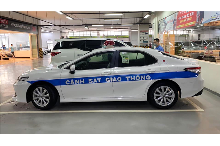 Trước đó, Camry nhập Mỹ (thế hệ cũ) từng phục vụ cho APEC 2017 ở Đà Nẵng. Giá xe Toyota Camry 2020 mới tại Việt Nam đang bán ra gồm 02 phiên bản 2.0G (giá 1,029 tỷ đồng) và 2.5Q (giá 1,235 tỷ đồng).