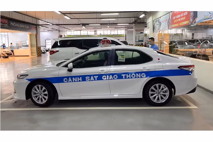 Trước đó, Camry nhập Mỹ (thế hệ cũ) từng phục vụ cho APEC 2017 ở Đà Nẵng. Giá xe Toyota Camry 2020 mới tại Việt Nam đang bán ra gồm 02 phiên bản 2.0G (giá 1,029 tỷ đồng) và 2.5Q (giá 1,235 tỷ đồng).