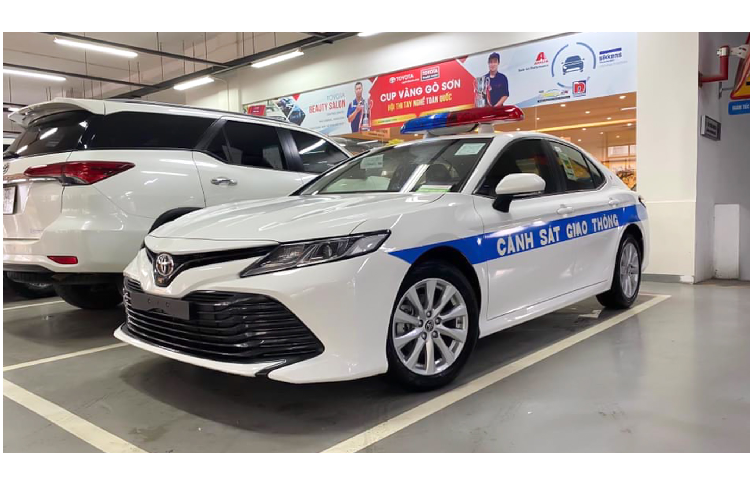 Toyota Camry là dòng xe sedan khá quen thuộc đã được sử dụng trong biên chế xe cảnh sát tuần tra tại Việt Nam từ lâu. Chính vì thế, Toyota Camry thế hệ mới vừa gia nhập lực lượng xe cảnh sát tuần tra tại Việt Nam này là điều không quá bất ngờ. Trước đó, cộng đồng mạng đã từng xôn xao khi cặp đôi VinFast Lux SA2.0 và A2.0 gia nhập lực lượng cảnh sát tuần tra tại Việt Nam.