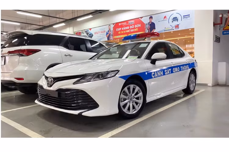 Toyota Camry là dòng xe sedan khá quen thuộc đã được sử dụng trong biên chế xe cảnh sát tuần tra tại Việt Nam từ lâu. Chính vì thế, Toyota Camry thế hệ mới vừa gia nhập lực lượng xe cảnh sát tuần tra tại Việt Nam này là điều không quá bất ngờ. Trước đó, cộng đồng mạng đã từng xôn xao khi cặp đôi VinFast Lux SA2.0 và A2.0 gia nhập lực lượng cảnh sát tuần tra tại Việt Nam.