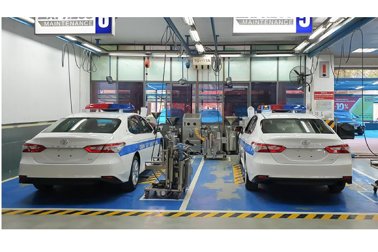 Nguyên mẫu hai chiếc Toyota Camry 2020 gia nhập lực lượng mang màu sơn Trắng quen thuộc với decal “Cảnh Sát Giao Thông” dán hai bên hông xe, đi cùng với cụm đèn ưu tiên lắp trên nóc xe.