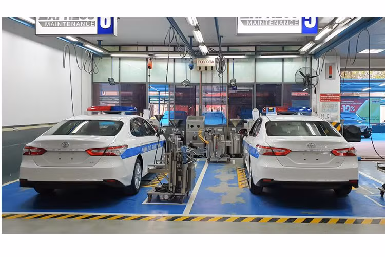 Nguyên mẫu hai chiếc Toyota Camry 2020 gia nhập lực lượng mang màu sơn Trắng quen thuộc với decal “Cảnh Sát Giao Thông” dán hai bên hông xe, đi cùng với cụm đèn ưu tiên lắp trên nóc xe.