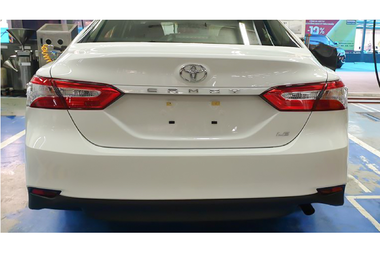 Khả năng cao, hai chiếc Toyota Camry cảnh sát này được nhập khẩu trực tiếp từ thị trường Mỹ khi phía sau xe có logo phiên bản “LE”, điều này khiến nó khác biệt hoàn toàn với hai phiên bản 2.0G và 2.5Q nhập Thái đang được Toyota Việt Nam (TMV) phân phối với mức giá lần lượt: 1,029 - 1,235 tỷ đồng. Sẽ không quá bất ngờ khi đội hình xe Toyota Camry trong biên chế xe Cảnh Sát Giao Thông trước đó từng đưa về Việt Nam là Camry nhập Mỹ.