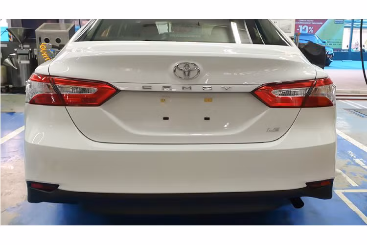 Khả năng cao, hai chiếc Toyota Camry cảnh sát này được nhập khẩu trực tiếp từ thị trường Mỹ khi phía sau xe có logo phiên bản “LE”, điều này khiến nó khác biệt hoàn toàn với hai phiên bản 2.0G và 2.5Q nhập Thái đang được Toyota Việt Nam (TMV) phân phối với mức giá lần lượt: 1,029 - 1,235 tỷ đồng. Sẽ không quá bất ngờ khi đội hình xe Toyota Camry trong biên chế xe Cảnh Sát Giao Thông trước đó từng đưa về Việt Nam là Camry nhập Mỹ.