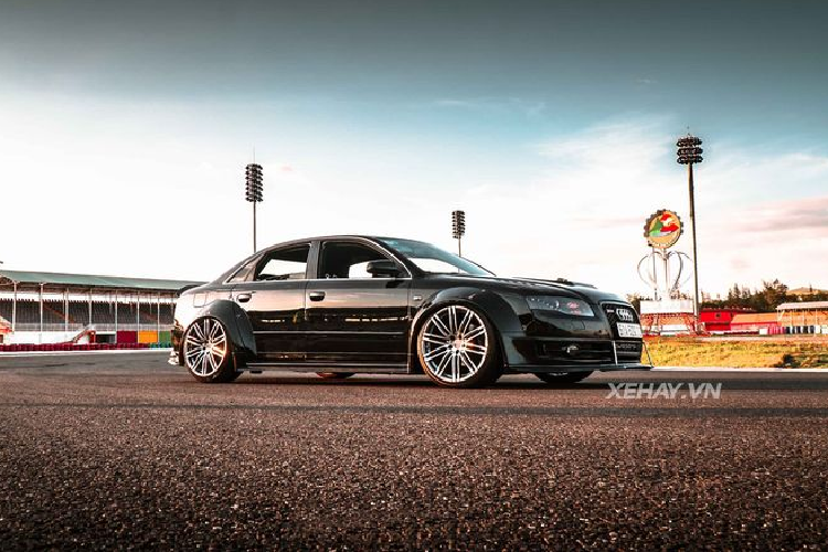 Để phù hợp với vẻ ngoài hầm hố, Audi A4 đời 2004 độ widebody còn được lên đời bộ mâm đa chấu kích cỡ 20 inch, phuộc hơi giúp nâng hạ gầm phù hợp với điều kiện đường sá.
