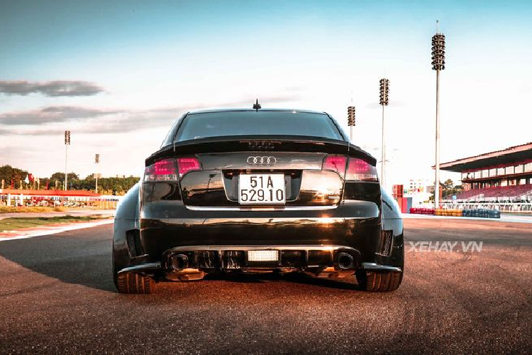 Phía sau xe hệ thống ống xả đối xứng cũng được tinh chỉnh lại để phát ra âm thanh mạnh mẽ hơn.