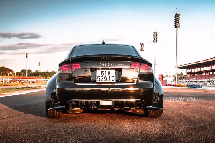 Phía sau xe hệ thống ống xả đối xứng cũng được tinh chỉnh lại để phát ra âm thanh mạnh mẽ hơn.