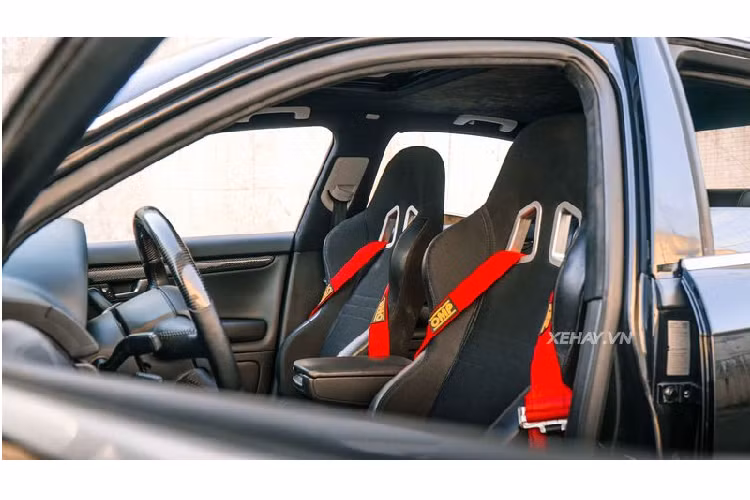 Xe cũng được nâng cấp nội thất với bộ ghế thể thao với dây đai màu đỏ.