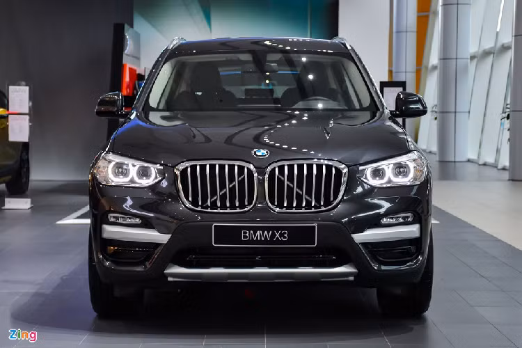 Diện mạo BMW X3 xDrive30i xLine toát lên vẻ hiện đại và năng động với lưới tản nhiệt 2 quả thận cỡ lớn được viền crôm bóng kết hợp cùng cản trước cơ bắp. Điểm nhấn nổi bật trong hệ thống chiếu sáng là cụm đèn định vị Angel Eyes và 2 dải đèn sương mù LED nằm ngang. 