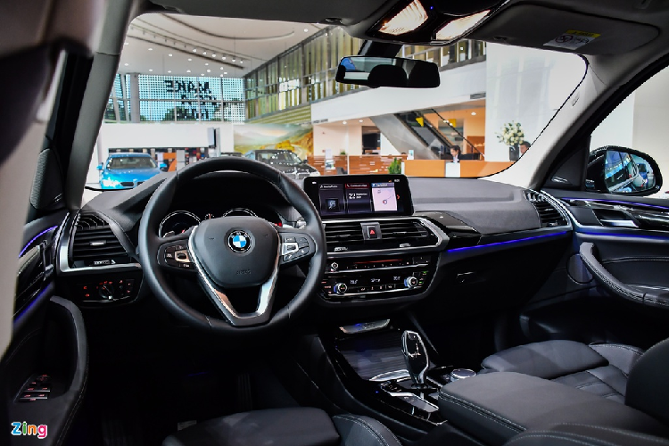 Khu vực bảng tablo mang đặc trưng của BMW với lối bài trí trực quan và hướng người lái, giúp việc điều khiển xe cũng như sử dụng các chức năng được thuận tiện. Tính năng nổi bật của phiên bản X3 xDrive30i xLine là Gesture Control, điều khiển bằng cử chỉ, công nghệ độc quyền của BMW. Người ngồi trước có thể tăng giảm âm lượng hay chuyển bài thông qua cử chỉ tay từ xa mà không cần dùng nút bấm.