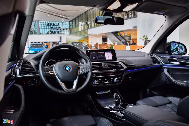 Khu vực bảng tablo mang đặc trưng của BMW với lối bài trí trực quan và hướng người lái, giúp việc điều khiển xe cũng như sử dụng các chức năng được thuận tiện. Tính năng nổi bật của phiên bản X3 xDrive30i xLine là Gesture Control, điều khiển bằng cử chỉ, công nghệ độc quyền của BMW. Người ngồi trước có thể tăng giảm âm lượng hay chuyển bài thông qua cử chỉ tay từ xa mà không cần dùng nút bấm.