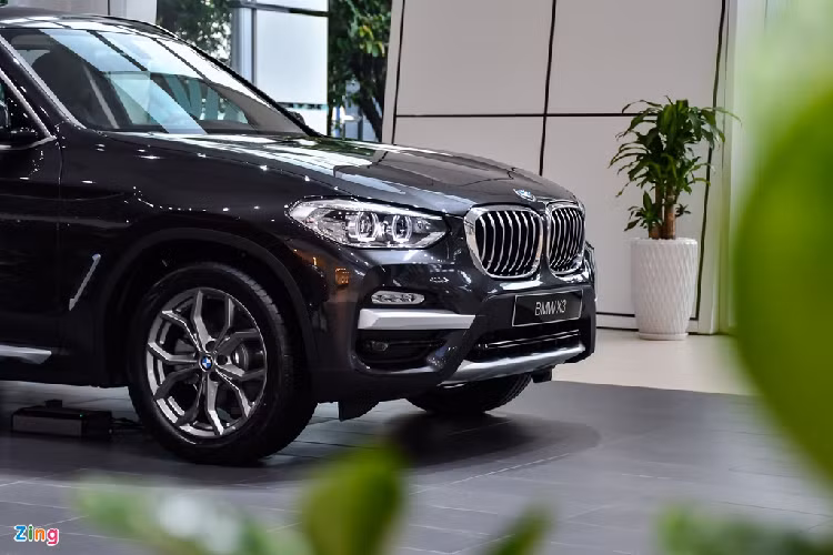 Nằm trong dải sản phẩm X Series của hãng xe Đức, BMW X3 nói chung và phiên bản X3 xDrive30i xLine nói riêng sở hữu phong cách mạnh mẽ và nam tính. Mẫu SAV (Sports Activity Vehicle - xe thể thao đa dụng) có các đường gân dập nổi xuất hiện ở khắp ngoại thất, từ phần đầu, nắp ca-pô, 2 bên hông cho đến đuôi xe.