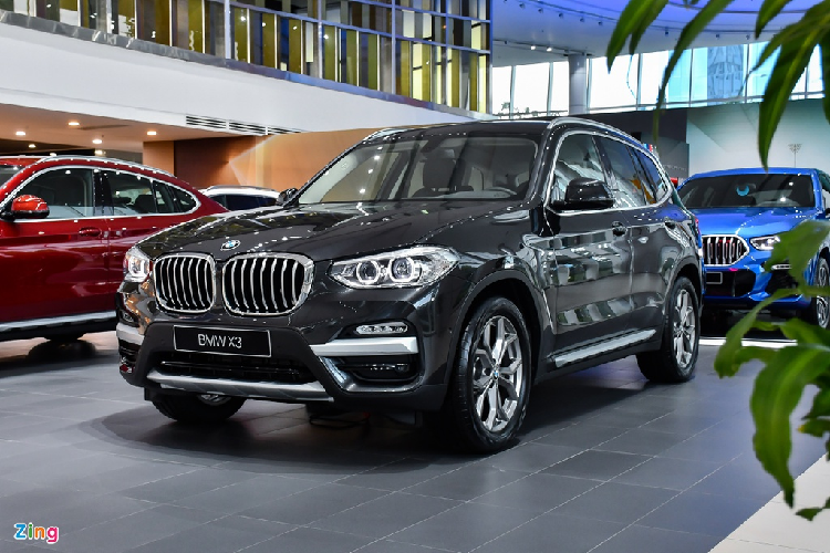 BMW X3 thế hệ thứ 3 (G01) hiện được Thaco nhập khẩu từ Đức và phân phối với 3 biến thể, gồm X3 xDrive20i, X3 xDrive30i xLine và X3 xDrive30i M Sport. Mức giá lần lượt của bộ ba này là 2,279 tỷ, 2,409 tỷ và 2,599 tỷ đồng.