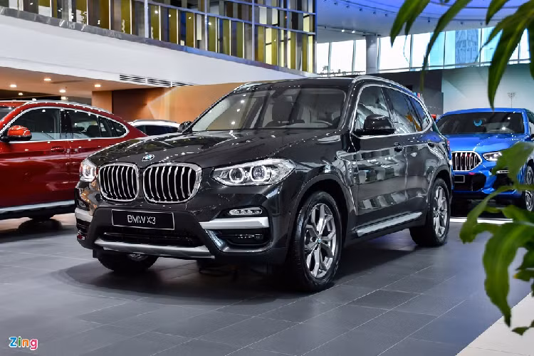 BMW X3 thế hệ thứ 3 (G01) hiện được Thaco nhập khẩu từ Đức và phân phối với 3 biến thể, gồm X3 xDrive20i, X3 xDrive30i xLine và X3 xDrive30i M Sport. Mức giá lần lượt của bộ ba này là 2,279 tỷ, 2,409 tỷ và 2,599 tỷ đồng.