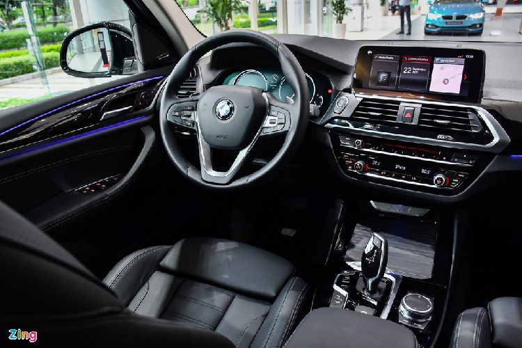 Bên cạnh đó, màn hình cảm ứng có kích thước 10,25 inch độ phân giải cao và hệ thống thông tin giải trí có giao diện trực quan, thao tác sử dụng dễ dàng nhờ cụm nút bấm điều khiển iDrive cạnh cần số. 