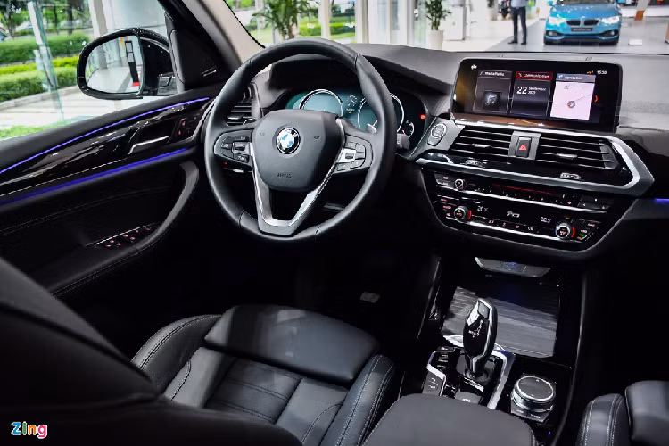 Bên cạnh đó, màn hình cảm ứng có kích thước 10,25 inch độ phân giải cao và hệ thống thông tin giải trí có giao diện trực quan, thao tác sử dụng dễ dàng nhờ cụm nút bấm điều khiển iDrive cạnh cần số. 