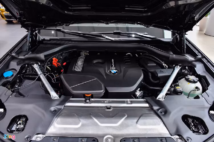 Các tiện nghi cao cấp được BMW trang bị cho X3 xDrive30i xLine gồm có 2 ghế trước chỉnh điện và có bơm hơi đệm lưng, ghế lái nhớ 2 vị trí, điều hòa tự động 3 vùng, rèm che nắng cho ghế sau, hệ thống loa Harman Kardon 16 chiếc công suất 600 W, nút bấm khởi động, chìa khóa thông minh, đèn viền nội thất, cốp sau đóng mở điện… Kết hợp với động cơ là hộp số Steptronic 8 cấp, hệ dẫn động 4 bánh toàn thời gian xDrive và 4 chế độ lái gồm Eco Pro/Comfort/Sport/Sport+.