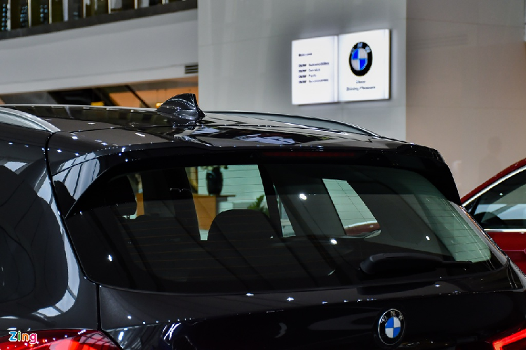 Danh sách trang bị ngoại thất đáng chú ý trên X3 xDrive30i xLine có thể kể đến như cảm biến ánh sáng để bật/tắt đèn tự động, đèn chào mừng, lốp run-flat an toàn, ăng-ten radio dạng vây cá, hốc thoát gió phụ bên thân xe, baga mui sơn bạc… Ở phiên bản X3 xDrive30i xLine, BMW thiết kế khoang lái sang trọng và cao cấp, khác với phong cách thể thao của model xDrive30i M Sport. Cabin được xây dựng chủ đạo từ vật liệu da Vernasca tối màu kết hợp cùng kim loại và nhựa bóng. 