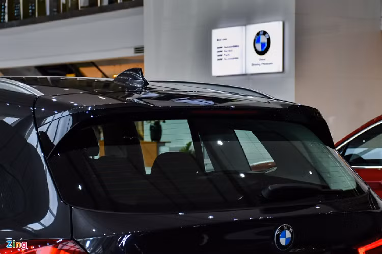 Danh sách trang bị ngoại thất đáng chú ý trên X3 xDrive30i xLine có thể kể đến như cảm biến ánh sáng để bật/tắt đèn tự động, đèn chào mừng, lốp run-flat an toàn, ăng-ten radio dạng vây cá, hốc thoát gió phụ bên thân xe, baga mui sơn bạc… Ở phiên bản X3 xDrive30i xLine, BMW thiết kế khoang lái sang trọng và cao cấp, khác với phong cách thể thao của model xDrive30i M Sport. Cabin được xây dựng chủ đạo từ vật liệu da Vernasca tối màu kết hợp cùng kim loại và nhựa bóng. 