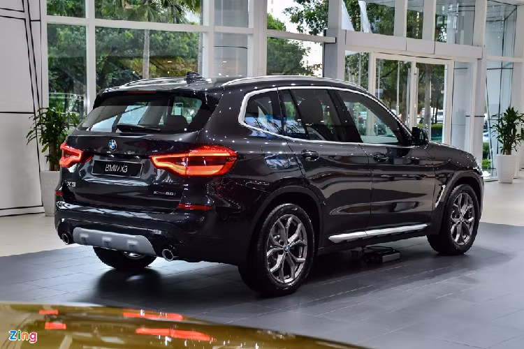 Mẫu xe trong bài viết này là BMW X3 xDrive30i xLine 2020 mới với gói trang bị xLine cao cấp. Phiên bản tầm trung của X3 sở hữu nhiều chi tiết ngoại thất thể thao, cá tính đi cùng một loạt tính năng hiện đại ở cabin. 