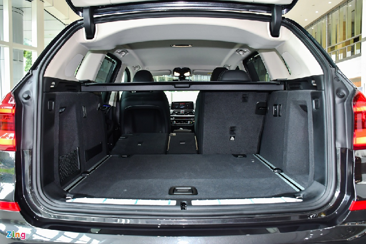 Không gian rộng rãi dành cho 5 vị trí ngồi cũng là một điểm cộng lớn trên BMW X3. Hàng ghế đầu thiết kế theo hướng thể thao với tựa lưng lớn và có phần đệm ôm 2 bên hông người ngồi. Hàng ghế sau có khoảng để chân và không gian trần xe dư dả cho người lớn cao hơn 1,7 m. Khoang hành lý của X3 có dung tích tiêu chuẩn lên đến 550 lít, tốt hơn các mẫu SUV cùng phân khúc. Hàng ghế sau khi không sử dụng có thể gập phẳng tựa lưng và mở rộng thêm diện tích dành cho các vật dụng cồng kềnh, to lớn.