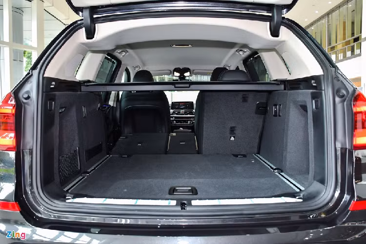 Không gian rộng rãi dành cho 5 vị trí ngồi cũng là một điểm cộng lớn trên BMW X3. Hàng ghế đầu thiết kế theo hướng thể thao với tựa lưng lớn và có phần đệm ôm 2 bên hông người ngồi. Hàng ghế sau có khoảng để chân và không gian trần xe dư dả cho người lớn cao hơn 1,7 m. Khoang hành lý của X3 có dung tích tiêu chuẩn lên đến 550 lít, tốt hơn các mẫu SUV cùng phân khúc. Hàng ghế sau khi không sử dụng có thể gập phẳng tựa lưng và mở rộng thêm diện tích dành cho các vật dụng cồng kềnh, to lớn.