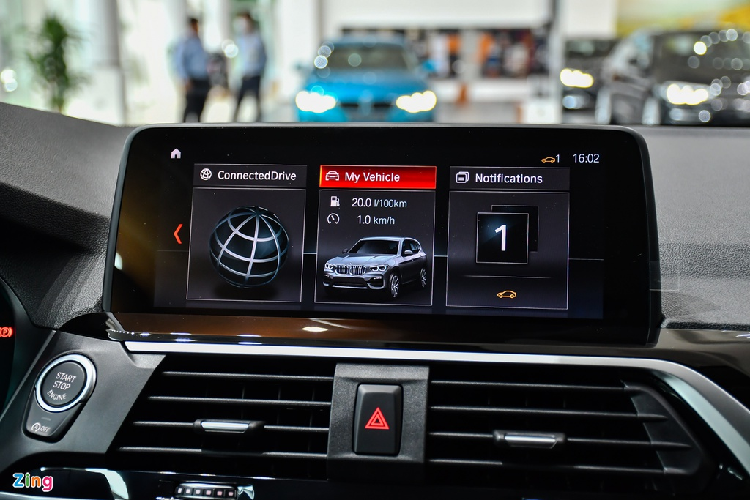 BMW X3 xDrive30i xLine trang bị tay lái 3 chấu bọc da có các nút bấm điều khiển giải trí, ga tự động và 2 lẫy chuyển số nhũ bạc. Sau vô-lăng là bảng đồng hồ tốc độ kỹ thuật số cỡ lớn 12,3 inch, tùy theo chế độ lái mà đồ họa sẽ thay đổi để giúp việc lái xe thêm phần thú vị và trực quan.