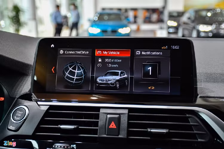 BMW X3 xDrive30i xLine trang bị tay lái 3 chấu bọc da có các nút bấm điều khiển giải trí, ga tự động và 2 lẫy chuyển số nhũ bạc. Sau vô-lăng là bảng đồng hồ tốc độ kỹ thuật số cỡ lớn 12,3 inch, tùy theo chế độ lái mà đồ họa sẽ thay đổi để giúp việc lái xe thêm phần thú vị và trực quan.