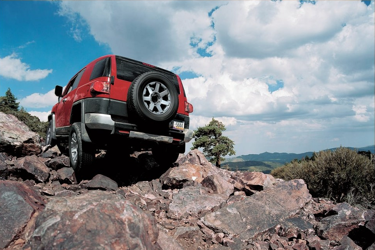 Tại thị trường UAE, giá xe Toyota FJ Cruiser 2020 khởi điểm từ 147.000 AED (khoảng 40.021 USD hay 940 triệu đồng). Con số tương ứng ở thị trường Nam Phi là 678.100 Rand (khoảng 37.307 USD hay 883 triệu đồng). Video: Khám phá huyền thoại xe 2 cầu Toyota FJ Cruiser (nguồn VTC).