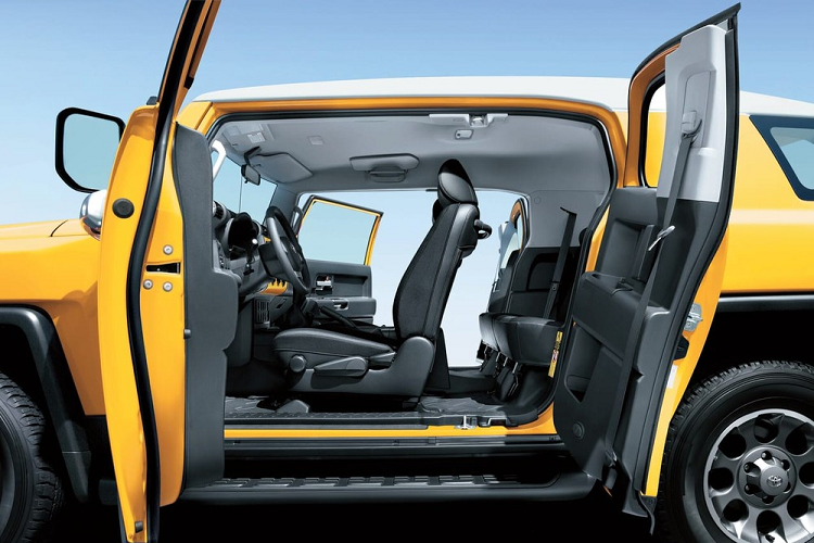 Có vẻ như mẫu SUV này tại 2 thị trường UAE và Nam Phi chỉ được nâng cấp ở hệ thống âm thanh. Ngoài ra, xe còn có hệ thống thông tin giải trí hiện đại hơn với màn hình 12,3 inch, hỗ trợ kết nối Apple CarPlay và Android Auto tiêu chuẩn. Bên cạnh đó, Toyota FJ Cruiser 2020 cũng đi kèm cả máy bơm lốp xe để tiện cho người dùng khi đi off-road hoặc chạy đường dài.