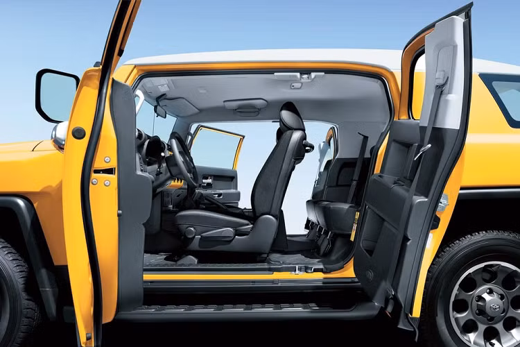 Có vẻ như mẫu SUV này tại 2 thị trường UAE và Nam Phi chỉ được nâng cấp ở hệ thống âm thanh. Ngoài ra, xe còn có hệ thống thông tin giải trí hiện đại hơn với màn hình 12,3 inch, hỗ trợ kết nối Apple CarPlay và Android Auto tiêu chuẩn. Bên cạnh đó, Toyota FJ Cruiser 2020 cũng đi kèm cả máy bơm lốp xe để tiện cho người dùng khi đi off-road hoặc chạy đường dài.