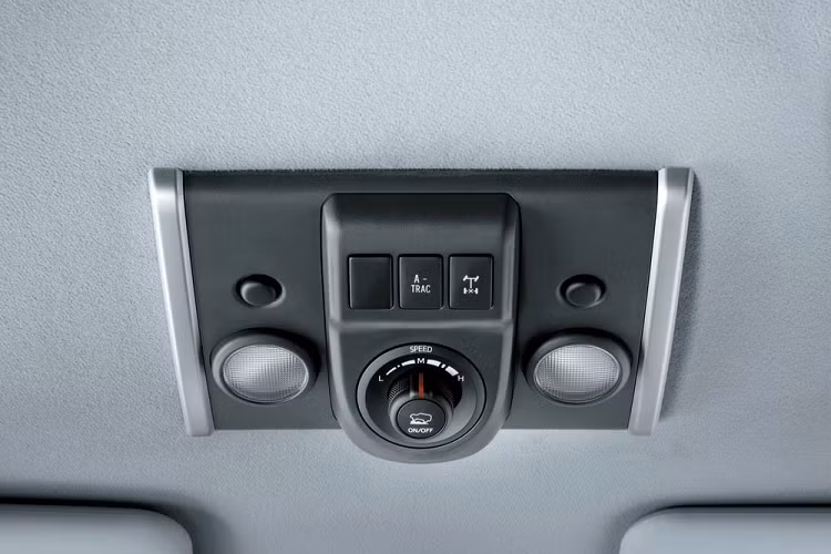 Điểm nhấn trong thiết kế của Toyota FJ Cruiser 2020 nằm ở hệ thống đèn pha và đèn hậu tròn trịa, đậm chất cổ điển. Ngoài ra, mẫu SUV cỡ trung này còn có cửa mở ngược (suicide door) và lốp dự phòng nằm trên cửa cốp sau. Với chiều dài cơ sở ngắn, chỉ 2.690 mm, Toyota FJ Cruiser 2020 có khả năng vượt địa hình tốt.