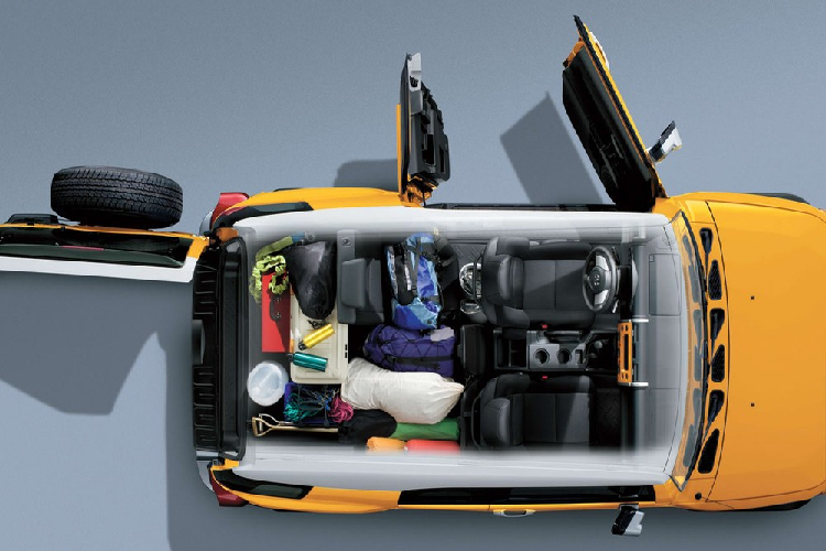 Hãng xe Nhật Bản hiện đang phân phối Toyota FJ Cruiser 2020 mới tại thị trường UAE với tay lái thuận. Trong khi đó, phiên bản tay lái nghịch của mẫu SUV này được bày bán ở thị trường Nam Phi. So với đời đầu có mặt trên thị trường vào năm 2006, Toyota FJ Cruiser 2020 gần như chẳng có gì thay đổi về thiết kế.