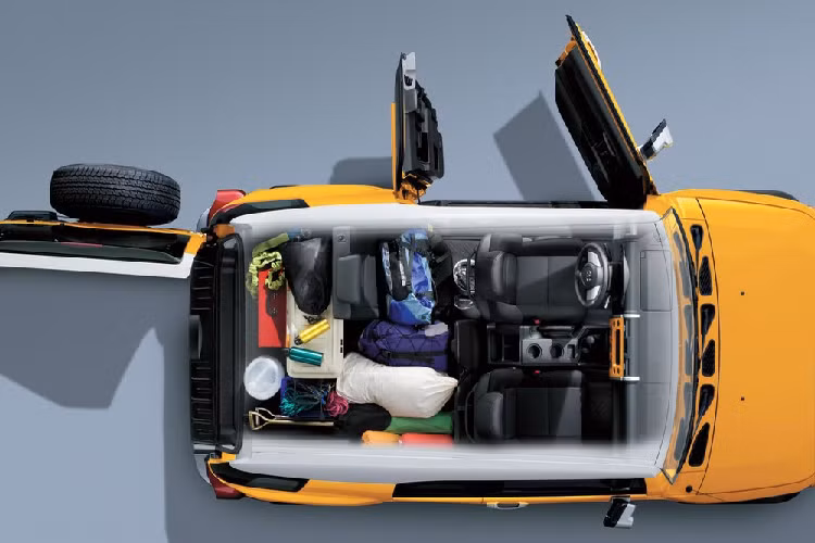 Hãng xe Nhật Bản hiện đang phân phối Toyota FJ Cruiser 2020 mới tại thị trường UAE với tay lái thuận. Trong khi đó, phiên bản tay lái nghịch của mẫu SUV này được bày bán ở thị trường Nam Phi. So với đời đầu có mặt trên thị trường vào năm 2006, Toyota FJ Cruiser 2020 gần như chẳng có gì thay đổi về thiết kế.