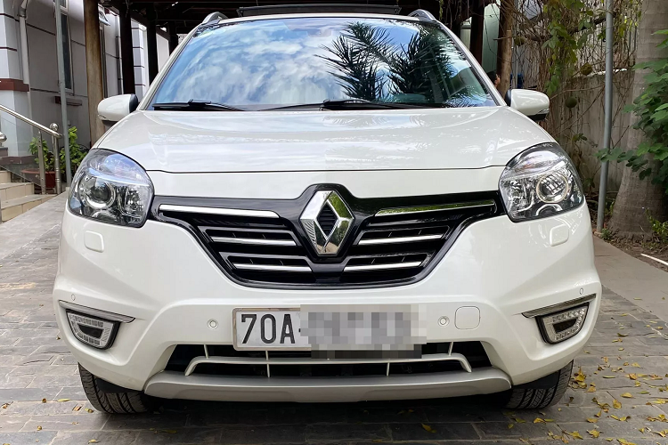 Chiếc Renault Koleos đời 2015 này thuộc phiên bản facelift của Koleos thế hệ thứ nhất. Renault Koleos (facelift) được giới thiệu tại Việt Nam vào giữa năm 2012. Là mẫu xe nhập khẩu và định vị cao hơn xe Nhật và Hàn, giá bán của Renault Koleos tại thời điểm phân phối khoảng 1,49 tỷ đồng.