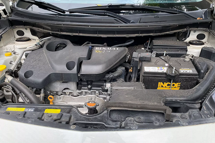 Mặc dù mang thương hiệu xe Pháp “sang chảnh”, nhưng dòng Renault Koleos này không được nhập khẩu trực tiếp từ châu Âu, mà được nhập Hàn (lắp ráp tại nhà máy Renault-Samsung). Tại Việt Nam, Koleos được cung cấp duy nhất một lựa chọn động cơ 4cyl thẳng hàng, dung tích 2.5 lít hút khí tự nhiên, cho công suất tối đa 170 mã lực và mô-men xoắn cực đại 226 Nm. Sử dụng kết hợp với hộp số tự động biến thiên vô cấp (CVT) tích hợp tính năng sang số giả lập.