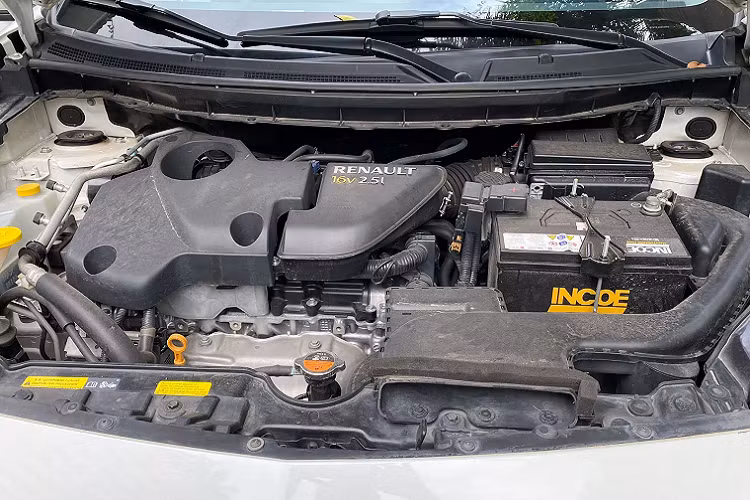 Mặc dù mang thương hiệu xe Pháp “sang chảnh”, nhưng dòng Renault Koleos này không được nhập khẩu trực tiếp từ châu Âu, mà được nhập Hàn (lắp ráp tại nhà máy Renault-Samsung). Tại Việt Nam, Koleos được cung cấp duy nhất một lựa chọn động cơ 4cyl thẳng hàng, dung tích 2.5 lít hút khí tự nhiên, cho công suất tối đa 170 mã lực và mô-men xoắn cực đại 226 Nm. Sử dụng kết hợp với hộp số tự động biến thiên vô cấp (CVT) tích hợp tính năng sang số giả lập.