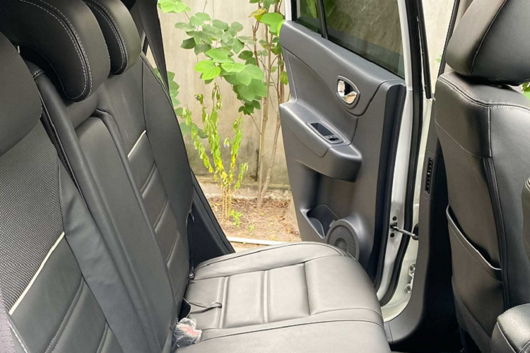 Trang bị tiện nghi trên Koleos khá đầy đủ như: ghế ngồi bọc da, điều hòa tự động 2 vùng có cửa gió cho hàng ghế sau. Cửa sổ trời toàn cảnh panorama, hệ thống âm thanh Bose, CD 6 đĩa. Khoá cửa từ xa hay khởi động bằng nút bấm, cảm biến và camera hỗ trợ đỗ xe. Theo thông tin rao bán, Renault Koleos này được đăng ký lần đầu 12/2015 với giá lăn bánh khoảng 1,6 tỷ đồng. Đến nay, xe được chào bán với giá “thách cưới” 730 triệu đồng. Tức xe còn một nửa giá trị sau 5 năm sử dụng.