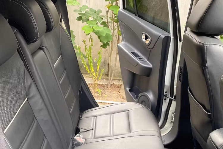 Trang bị tiện nghi trên Koleos khá đầy đủ như: ghế ngồi bọc da, điều hòa tự động 2 vùng có cửa gió cho hàng ghế sau. Cửa sổ trời toàn cảnh panorama, hệ thống âm thanh Bose, CD 6 đĩa. Khoá cửa từ xa hay khởi động bằng nút bấm, cảm biến và camera hỗ trợ đỗ xe. Theo thông tin rao bán, Renault Koleos này được đăng ký lần đầu 12/2015 với giá lăn bánh khoảng 1,6 tỷ đồng. Đến nay, xe được chào bán với giá “thách cưới” 730 triệu đồng. Tức xe còn một nửa giá trị sau 5 năm sử dụng.