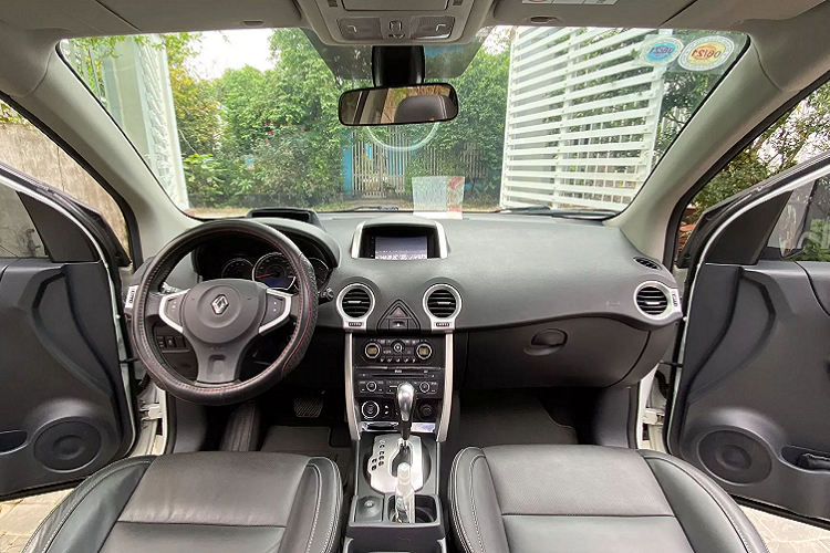 Mẫu xe SUV Renault Koleos được phân phối 2 phiên bản 1 cầu (cầu trước) và 2 cầu (4x4) với giá cao hơn khoảng 80 triệu đồng. Koleos được trang bị Tiêu chuẩn điều khiển hành trình (Cruise Control), trong khi bản 2 cầu có hệ thống hỗ trợ xuống. Bên cạnh các trang bị an toàn như phanh ABS/EBD/EBA và cân bằng điện tử (ESP).