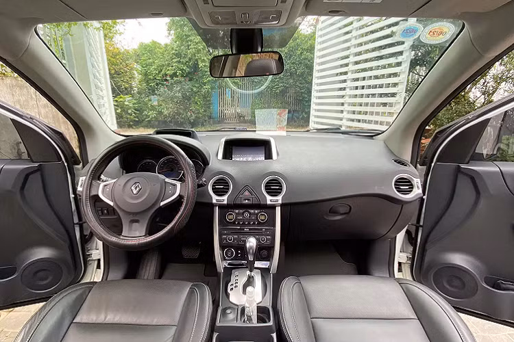 Mẫu xe SUV Renault Koleos được phân phối 2 phiên bản 1 cầu (cầu trước) và 2 cầu (4x4) với giá cao hơn khoảng 80 triệu đồng. Koleos được trang bị Tiêu chuẩn điều khiển hành trình (Cruise Control), trong khi bản 2 cầu có hệ thống hỗ trợ xuống. Bên cạnh các trang bị an toàn như phanh ABS/EBD/EBA và cân bằng điện tử (ESP).
