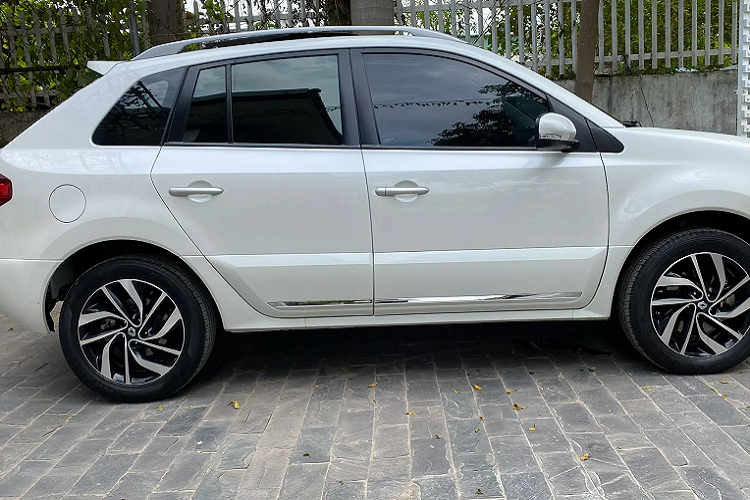 Trên thực tế, ngay cả khi được rao bán “nửa giá” nhưng Renault Koleos vẫn khó tìm được khách hàng. Vì tâm lý số đông sẽ chọn xe Nhật và Hàn nếu đang tìm mua xe phổ thông. So với xe Nhật và Hàn, xe Renault “khó chơi” hơn vì phụ tùng không dễ kiếm, xe dễ mua nhưng khó bán, nhanh chóng “rớt giá”. Hiện tại, thương hiệu Renault đã quay trở lại phân phối xe tại Việt Nam là một tin vui cho khách hàng đi xe Renault vì có thể yên tâm hơn khi tìm kiếm nơi bảo dưỡng, sửa chữa chính hãng.