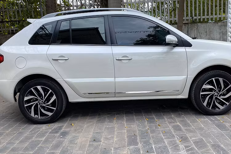 Trên thực tế, ngay cả khi được rao bán “nửa giá” nhưng Renault Koleos vẫn khó tìm được khách hàng. Vì tâm lý số đông sẽ chọn xe Nhật và Hàn nếu đang tìm mua xe phổ thông. So với xe Nhật và Hàn, xe Renault “khó chơi” hơn vì phụ tùng không dễ kiếm, xe dễ mua nhưng khó bán, nhanh chóng “rớt giá”. Hiện tại, thương hiệu Renault đã quay trở lại phân phối xe tại Việt Nam là một tin vui cho khách hàng đi xe Renault vì có thể yên tâm hơn khi tìm kiếm nơi bảo dưỡng, sửa chữa chính hãng.