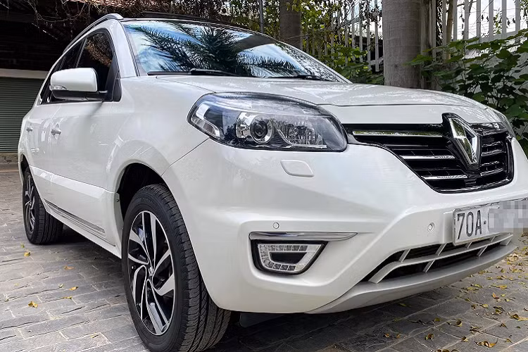 Giá xe Renault Koleos 2015 khởi điểm cao hơn nhiều so với hai đối thủ cùng phân khúc như: Honda CR-V, Mazda CX-5 có giá cao nhất rơi vào khoảng 1,1 tỷ đồng, bên cạnh các lựa chọn giá “mềm” hơn như Hyundai Tucson. Chính vì thế, dòng xe Renault Koleos khó tìm kiếm được khách hàng hay nói cách khách là khó cạnh tranh được với các đối thủ Nhật và Hàn.