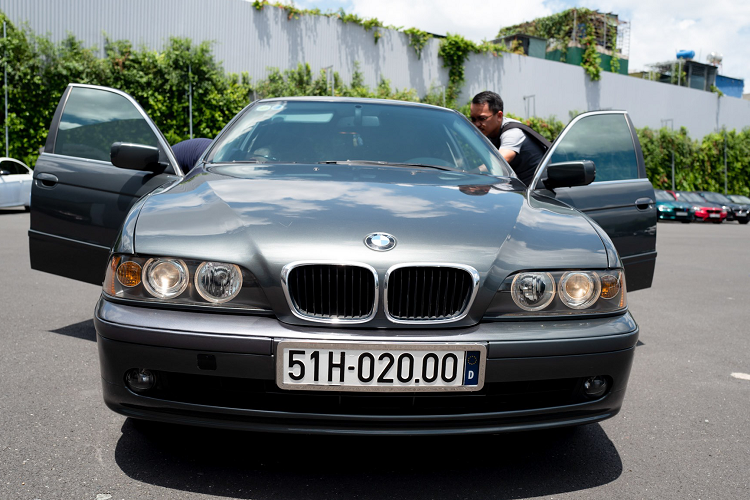 Được biết, đây là chiếc BMW 5 Series Touring hàng hiếm phiên bản 520d đời 2003 (E39; 1997 - 2003) này hiện tại là duy nhất tại Việt Nam. Trước đây, mẫu xe này từng được chủ cũ rao bán với giá khoảng 250 triệu đồng. Hiện tại, chiếc 520d này đã về tay chủ nhân mới với mức ODO dừng lại khoảng 107.000km. Xe đang trong tình trạng hoàn hảo với các chi tiết nội thất còn rất mới, bên cạnh động cơ được bảo trì bảo dưỡng cẩn thận.