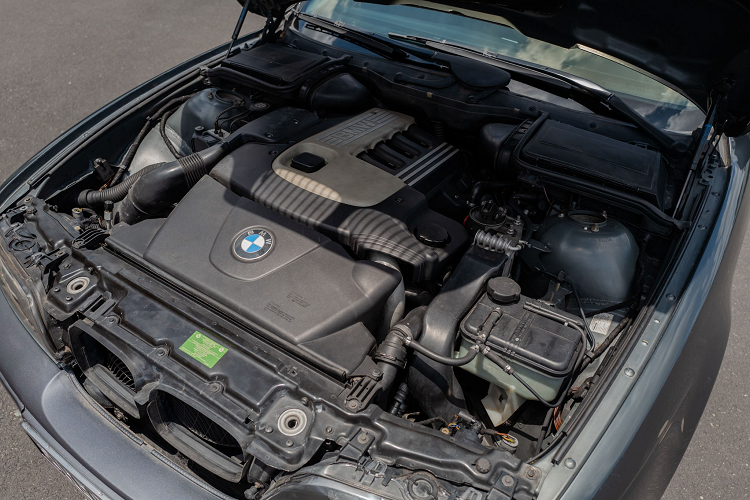 Theo hãng BMW, 520d có mức tiêu hao nhiên liệu kết hợp là 8,1L/100 km và cao tốc là 5,0L/100 km, đi cùng bình nhiên liệu có thể tích 70L. Chiếc BMW 520d Touring này mang nhiều ưu điểm ở độ an toàn cao của một chiếc xe Đức, tính thực dụng cao của một chiếc wagon, bên cạnh động cơ dầu rất kinh tế.